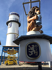 neuer Turm und neuer Läwen für das Löwenbräu-Festzelt - erreichtet wurde das Ganze am 03.08.2016 (©Foto: Martin Schmitz)